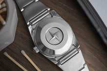 Load image into Gallery viewer, Vintage Zenith Defy 28800 beat A7682 - Serviced - Red Dial