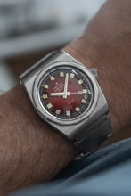 Load image into Gallery viewer, Vintage Zenith Defy 28800 beat A7682 - Serviced - Red Dial