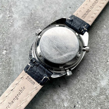 Load image into Gallery viewer, Vintage Heuer Skipper 15630 Cal 15 Stunning Unpolished Condition with Blue Dial