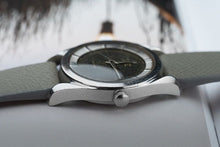 Load image into Gallery viewer, Vintage Universal Genève Polerouter 20217 / 04 - Bumper Movement - Black Dial