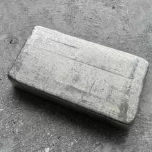 Load image into Gallery viewer, 10 oz Engelhard .999 Silver Poured bar 5 digit Serial - Attractive condition
