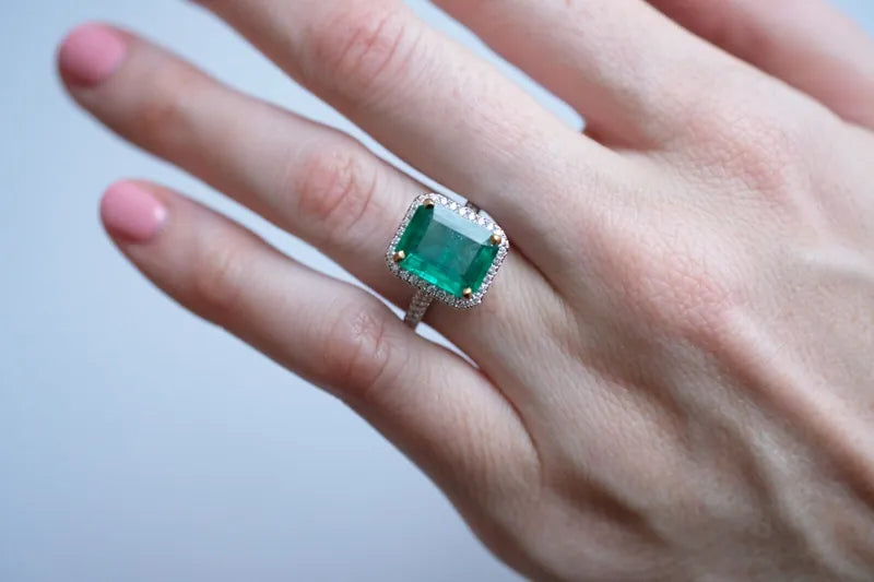 18K White Gold 4.75ct Natural Emerald Solitaire Cocktail Ring