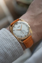 Load image into Gallery viewer, 1949 Longines Calibre 27M - 18k yellow Gold - Fancy claw lugs
