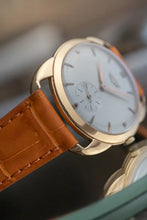 Load image into Gallery viewer, 1949 Longines Calibre 27M - 18k yellow Gold - Fancy claw lugs
