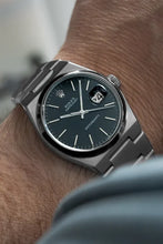 Load image into Gallery viewer, 1978 Rolex Oysterquartz Stainless Steel - Attractive Black dial
