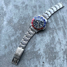 Load image into Gallery viewer, 1968 Rolex GMT Master 1675 Wristwatch Riveted Bracelet -Attractive Creamy Patina
