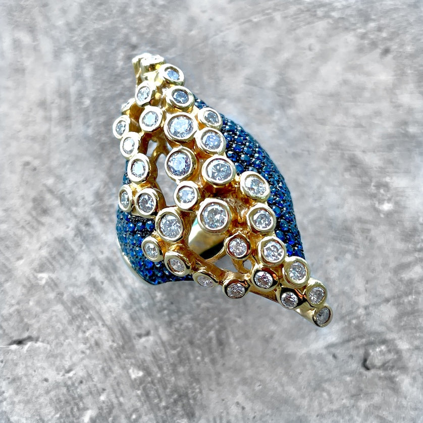 Sapphire and Diamond ring set in 18k yellow gold