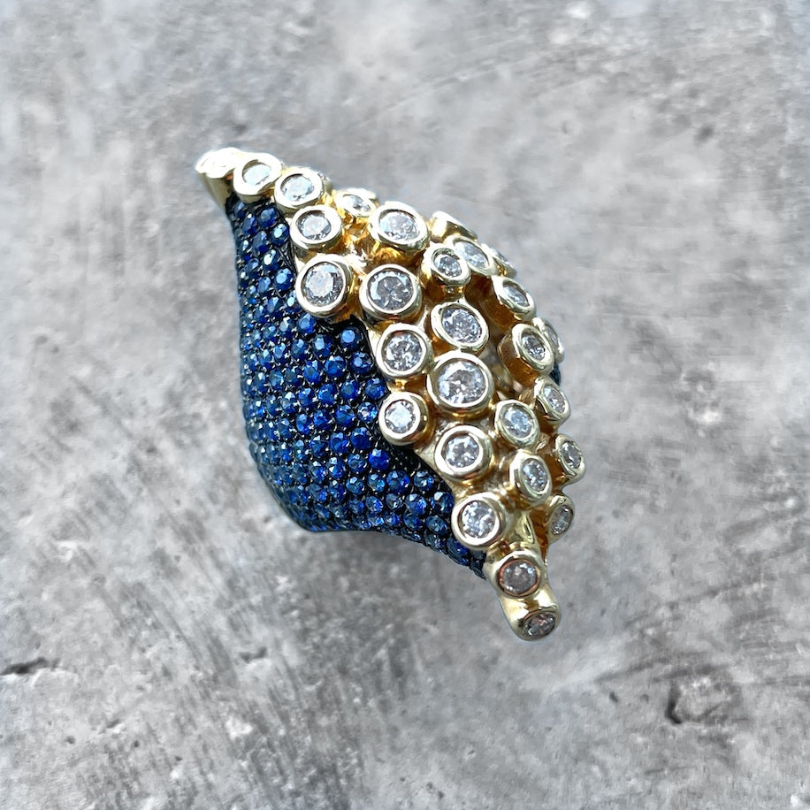 Sapphire and Diamond ring set in 18k yellow gold