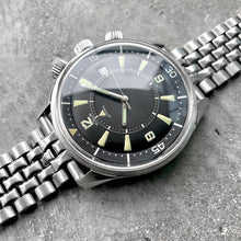 Load image into Gallery viewer, Jaeger LeCoultre Polaris Memovox Alarm E859 on Bracelet
