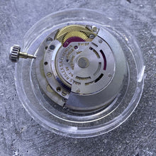 Load image into Gallery viewer, Original Rolex Cal 1570 Automatic 26 Jewel Movement
