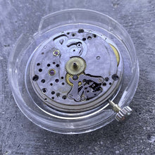 Load image into Gallery viewer, Original Rolex Cal 1570 Automatic 26 Jewel Movement
