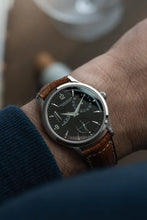 Load image into Gallery viewer, Jaeger Lecoultre Reserve De Marche Master Control 140.8.93.s – Box + Papers
