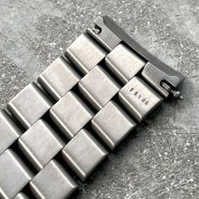 Load image into Gallery viewer, Breitling Aerospace Avantage E79362 Titanium Bracelet with 22 mm Endlinks 130E

