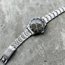 Load image into Gallery viewer, 1960 Rolex Submariner 5512 Pointed Crown Guards PCG - Tropical Dial
