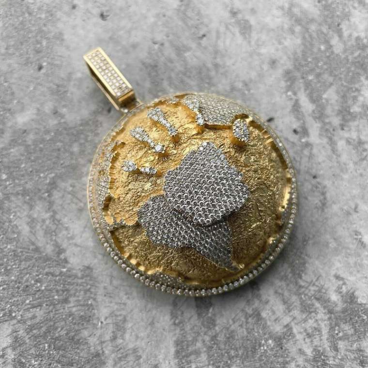 10 KT Yellow Gold Pendant Globe 13 Carat diamonds Toronto Raptors 55k Appraisal