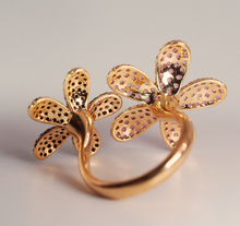 Load image into Gallery viewer, Solid 18K rose gold natural Pink Sapphire and Black Diamond flower ring
