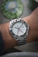 Load image into Gallery viewer, Omega Seamaster 300 M GMT Great White – 25382000 – Serviced
