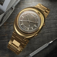 Load image into Gallery viewer, 1970s Jaeger LeCoultre Memovox Speed Beat 18K solid Gold 873.21 - Date + Alarm

