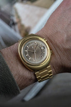 Load image into Gallery viewer, 1970s Jaeger LeCoultre Memovox Speed Beat 18K solid Gold 873.21 - Date + Alarm
