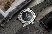 Load image into Gallery viewer, Vintage Universal Genève Polerouter 20217 / 04 - Bumper Movement - Black Dial
