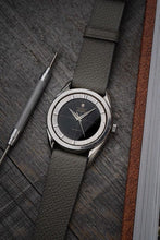Load image into Gallery viewer, Vintage Universal Genève Polerouter 20217 / 04 - Bumper Movement - Black Dial
