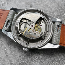 Load image into Gallery viewer, Vintage Universal Genève Polerouter 20217 / 04 - Bumper Movement - Black Dial
