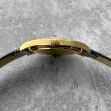 Load image into Gallery viewer, Universal Geneve De Luxe Polerouter Yellow Gold Micro Rotor 10357 - Black dial

