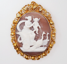 Load image into Gallery viewer, Vintage Toni Cavelti solid 18k gold handcarved shell cameo brooch - Goddess Hera
