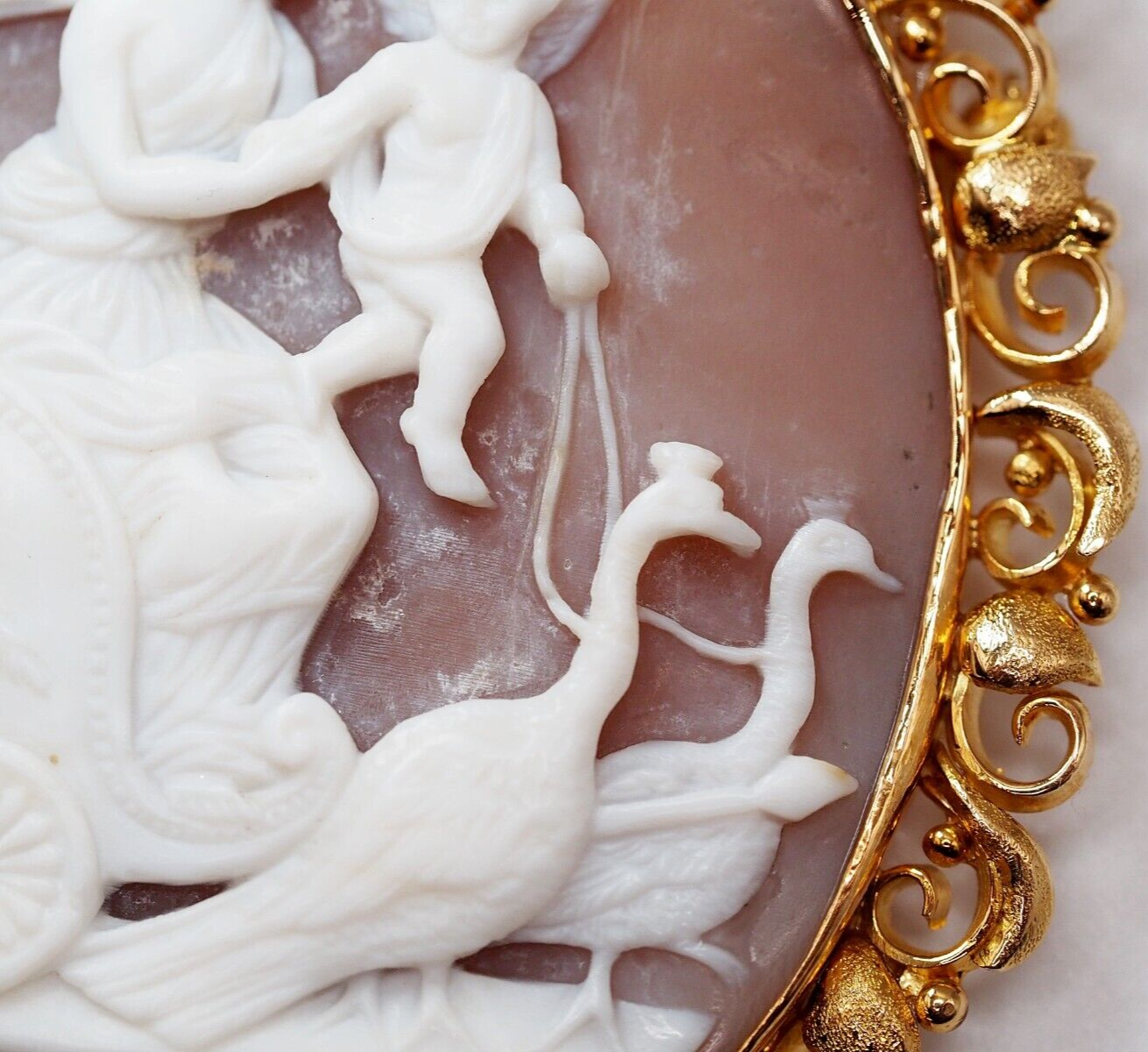 Vintage Toni Cavelti solid 18k gold handcarved shell cameo brooch - Goddess Hera