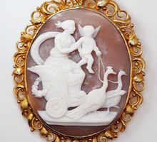 Load image into Gallery viewer, Vintage Toni Cavelti solid 18k gold handcarved shell cameo brooch - Goddess Hera

