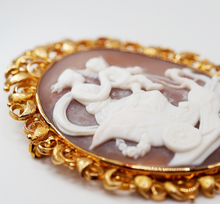 Load image into Gallery viewer, Vintage Toni Cavelti solid 18k gold handcarved shell cameo brooch - Goddess Hera
