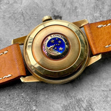 Load image into Gallery viewer, Vintage Longines Conquest Calendar 9005 18K Solid Yellow Gold Enamelled Caseback
