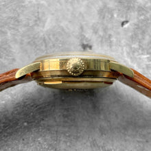 Load image into Gallery viewer, Vintage Longines Conquest Calendar 9005 18K Solid Yellow Gold Enamelled Caseback

