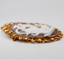 Load image into Gallery viewer, Vintage Toni Cavelti solid 18k gold handcarved shell cameo brooch - Goddess Hera
