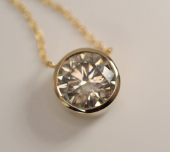 Vintage solid 14-18K gold natural 2.00 ct Diamond solitaire bezel-set necklace