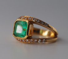 Load image into Gallery viewer, Solid 18K gold natural Emerald and Diamond vintage statement ring
