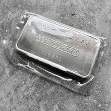 Load image into Gallery viewer, Vintage Engelhard 10 oz .999 Silver bar - Vertical Design - Sealed

