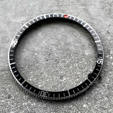 Load image into Gallery viewer, Original Vintage Breitling 2005 Super Ocean Bezel
