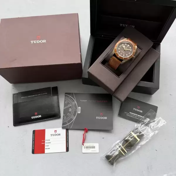 tudor heritage black bay bronze 79250bm extra strap box and papers45